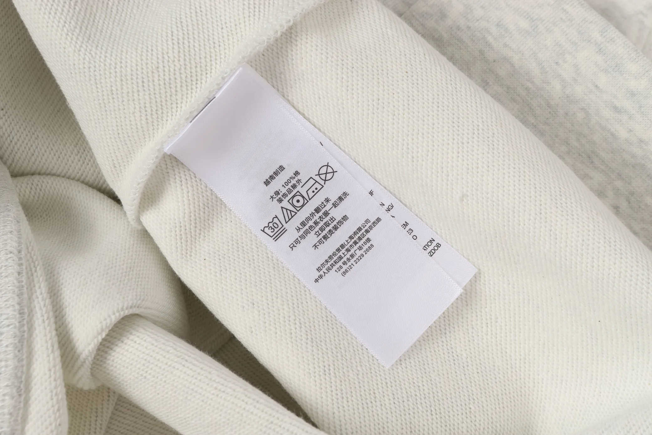 P200 Long-term stock] RalphLauren/Ralph Lauren 2025 autumn and winter new bear letter print 420g heavy large terry sweatshirt Ralph Lauren's age-reducing item, the coat fabric is made of 85% cotton ➕15% polyester, which not only retains the softness, comfort and breathability of cotton, but also adds the wear resistance and wrinkle resistance of polyester fiber, making the clothes more durable and easy to care for. Even in slightly cooler weather, you won't feel stuffy when wearing it. This kind of fabric has a natural crisp feel and is not easy to pill or deform. The bear on the chest is printed with English letters. It is full of color, full of three-dimensionality, and lifelike, adding a bit of liveliness and interest to the whole sweatshirt. There is no pressure to dress, regardless of age or gender. Complete accessories! Color: black, white, navy blue, light floral gray Size: M-L-XL-XXL